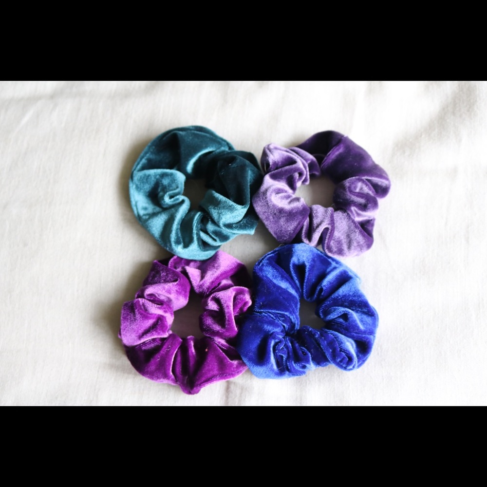 VELEVET SCRUNCHIES :)